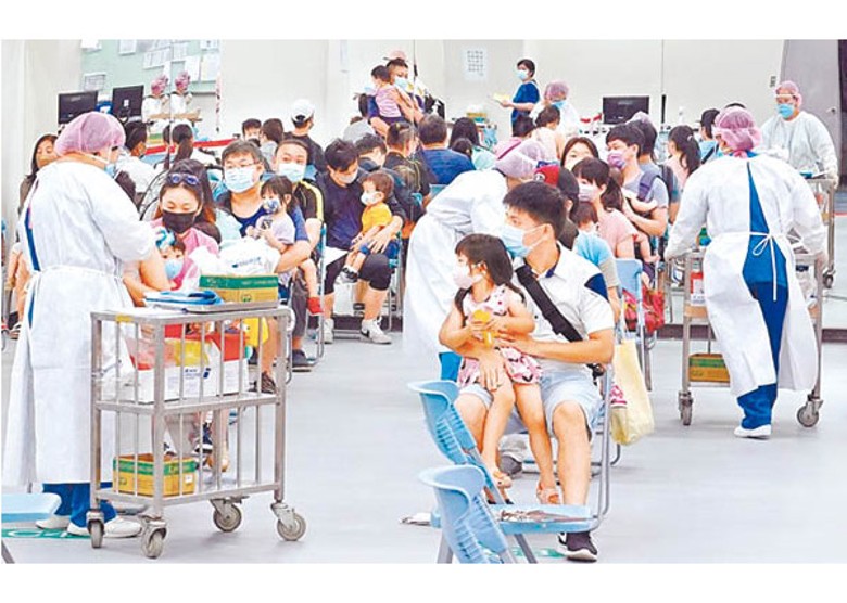 台北市家長帶兒童接種新冠疫苗。（中時電子報圖片）