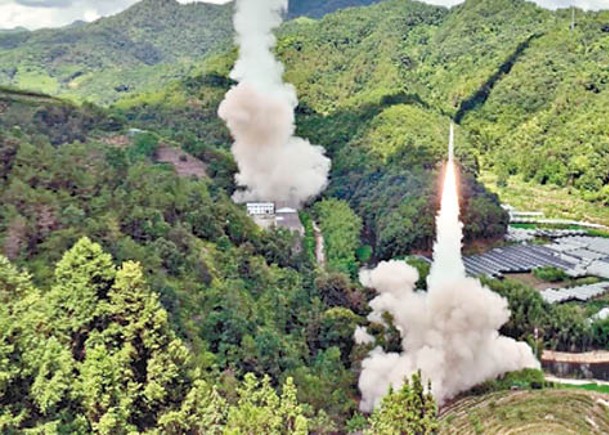 解放軍多枚東風導彈飛越台灣本島上空。