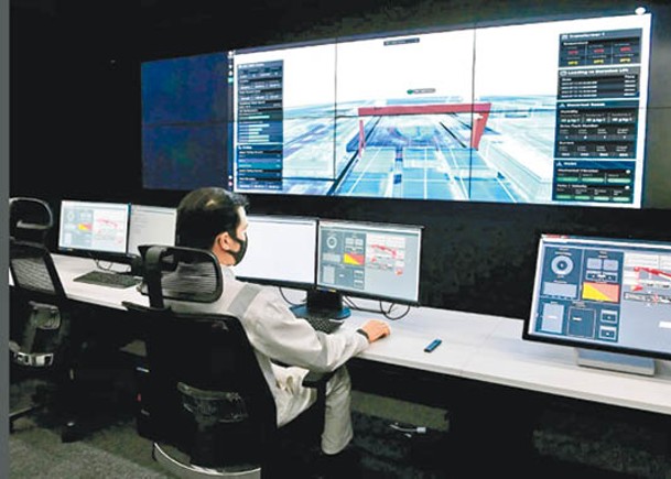 指揮中心通過AR技術掌握船廠運作過程。（新加坡《海峽時報》）