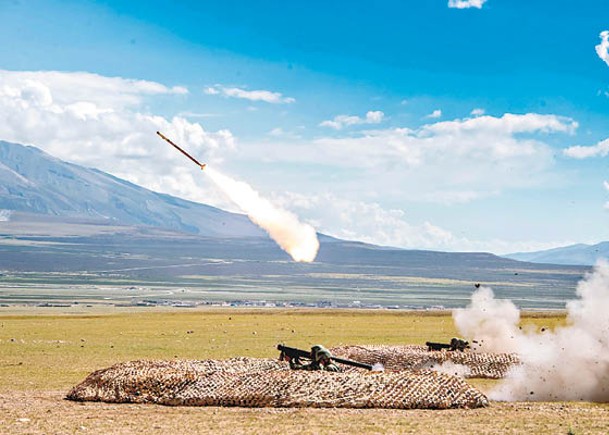 西藏軍區展開防空武器實彈演練。