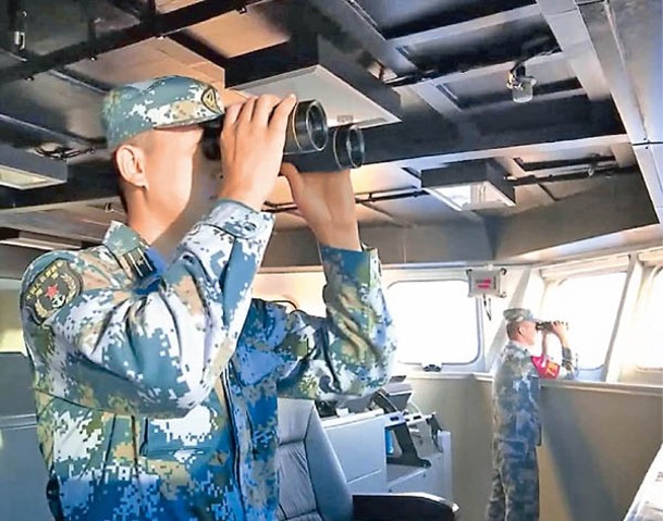 東部戰區艦艇官兵在台灣周邊海域進行實戰化聯合演訓。