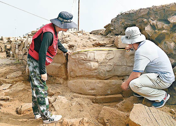 石峁遺址現人面石雕  距今4000年
