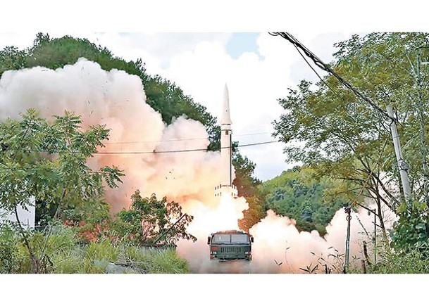 解放軍向台灣東部外海發射東風常規彈道導彈。