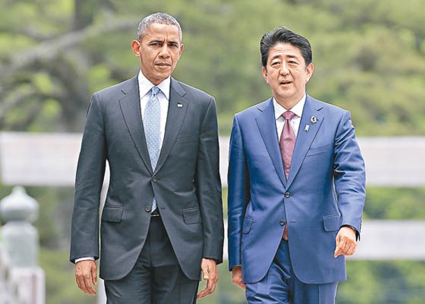 奧巴馬（左）與安倍（右）早年同赴名勝伊勢神宮。（Getty Images圖片）