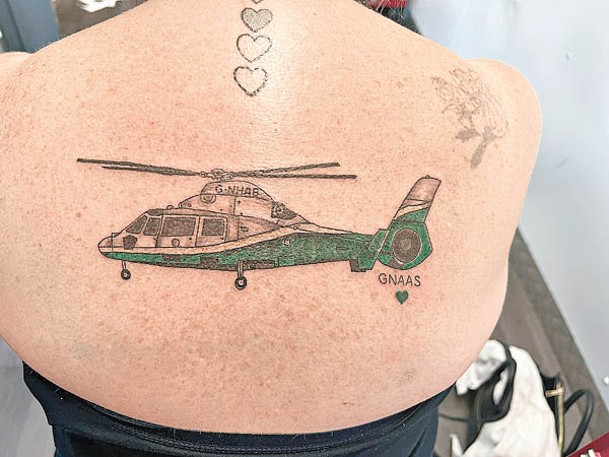 尼基背部紋上直升機圖案。