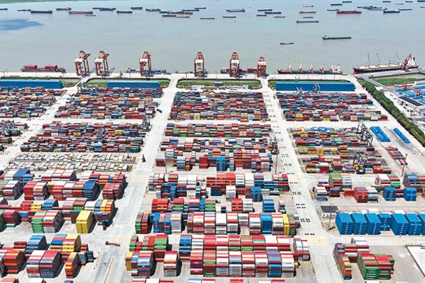 美國對進口的中國商品徵收關稅。圖為南京龍潭港進出口集裝箱碼頭。（中新社圖片）