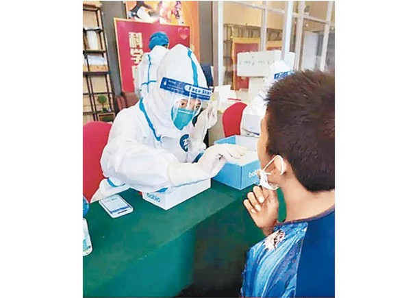 醫務人員在臨沂市為民眾進行核酸檢測。
