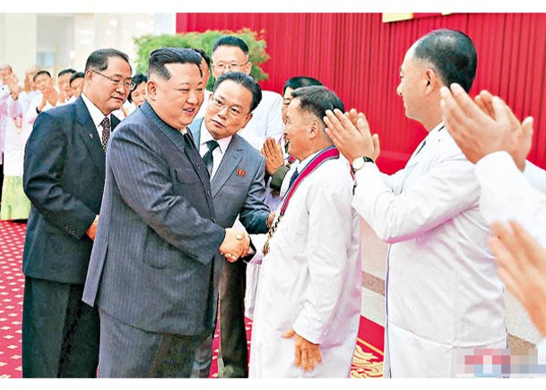 金正恩（前左二）宣布北韓消滅病毒。