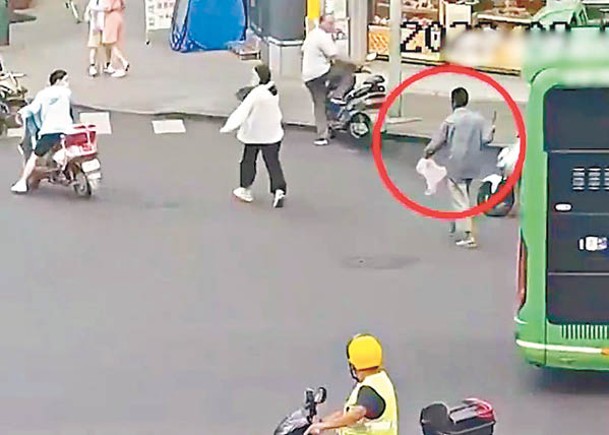 男子（紅圈）在街頭持刀追斬女子。