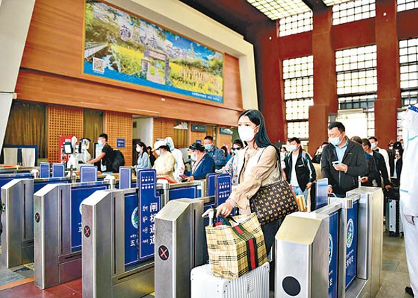 旅客在鐵路拉薩站有序出站。（中新社圖片）