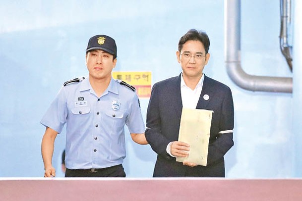 李在鎔（右）獲得赦免及解除就業限制。（Getty Images圖片）