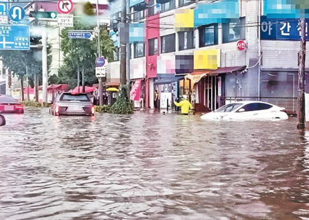 南韓暴雨成災，多地出現水浸。