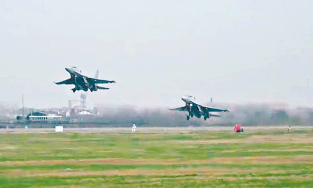 解放軍東部戰區空軍進行對抗空戰訓練。