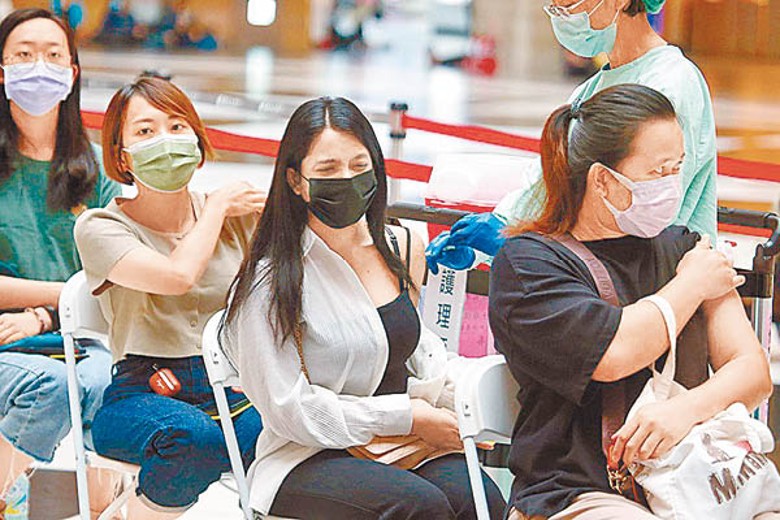 台灣民眾接種疫苗。