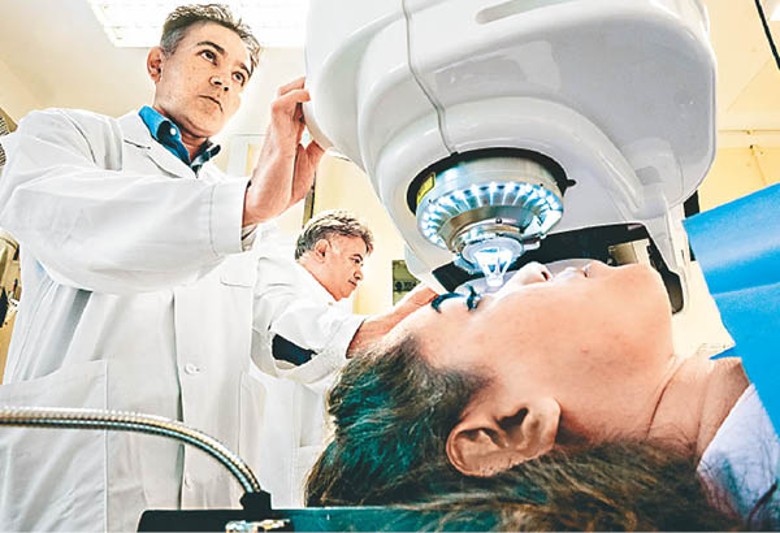 研究人員為患者植入眼角膜。