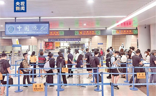 旅客在浦東機場等候關檢。