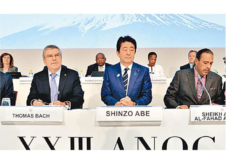 湯瑪士‧巴治（左）與安倍（中）曾商討東京奧運會延後舉行問題。