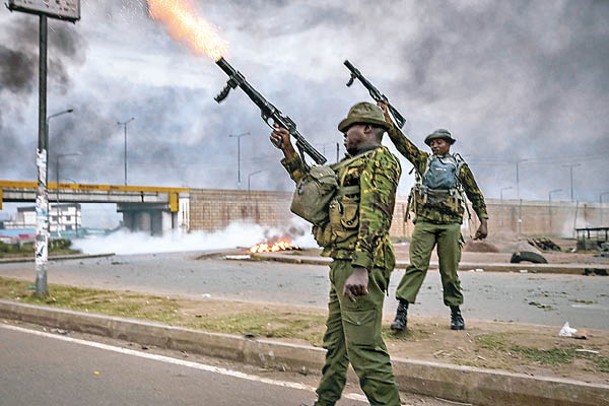 警員發射催淚彈驅散示威者。<br>（Getty Images圖片）