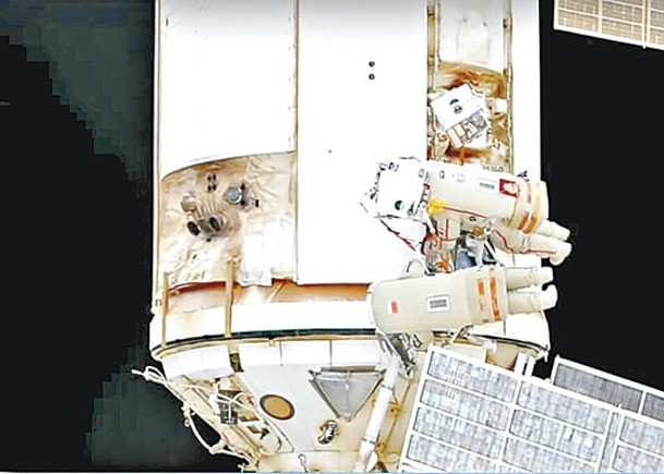 俄羅斯太空人離開國際太空站，出艙漫步。