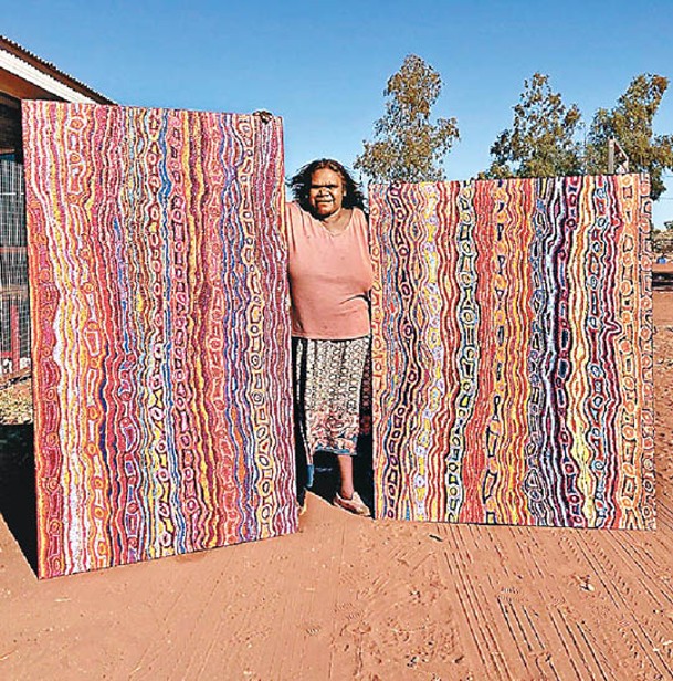 原住民展示所製的布料。
