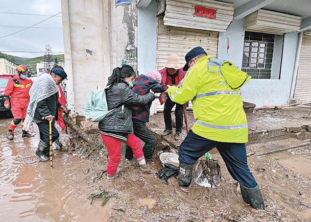 青海山洪午夜湧村災難  增至23死
