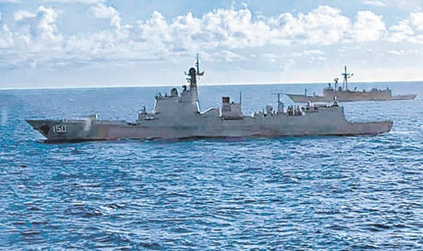 解放軍驅逐艦（前）與台灣護衞艦（後）近距離對峙。