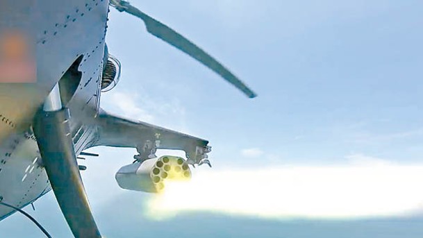 解放軍第73集團軍陸航旅直升機實施火力打擊。
