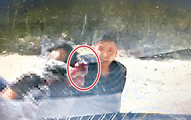 網傳疑兇挾持警員，手持槍械（紅圈示）的畫面。