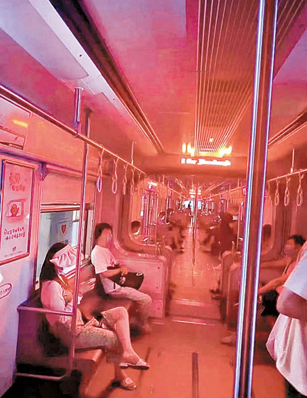 重慶：地鐵為省電，部分車廂需關燈。