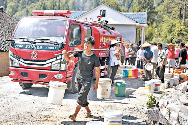 湖南：湖南有志願者送水入村。