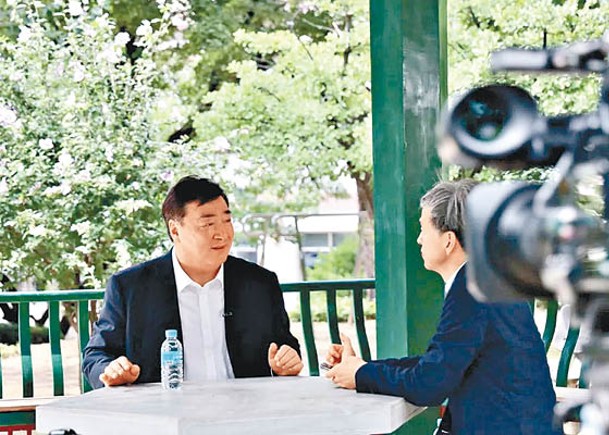 邢海明（左）稱中韓要尊重和照顧彼此核心關切和重大利益。