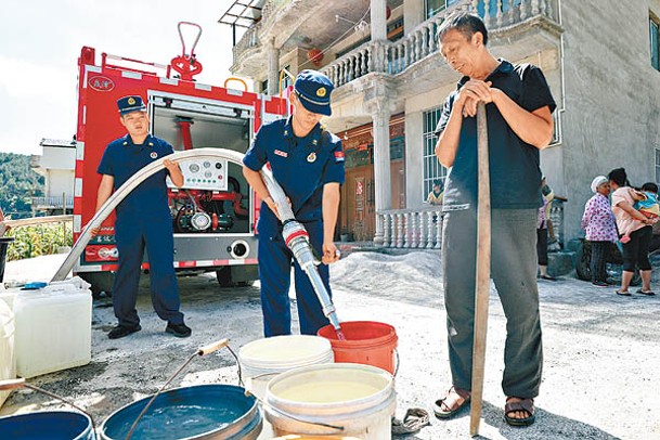 貴州正安縣消防為居民提供食水。
