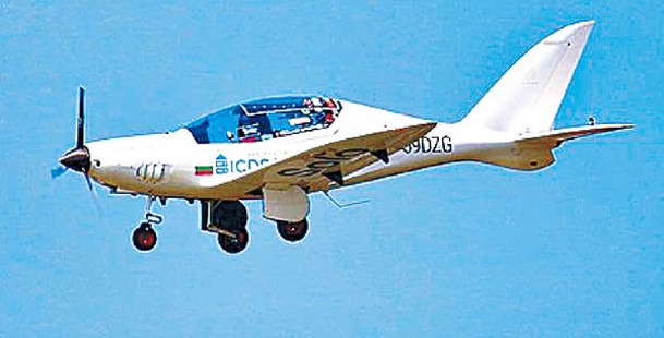 拉瑟福德駕駛微型飛機。