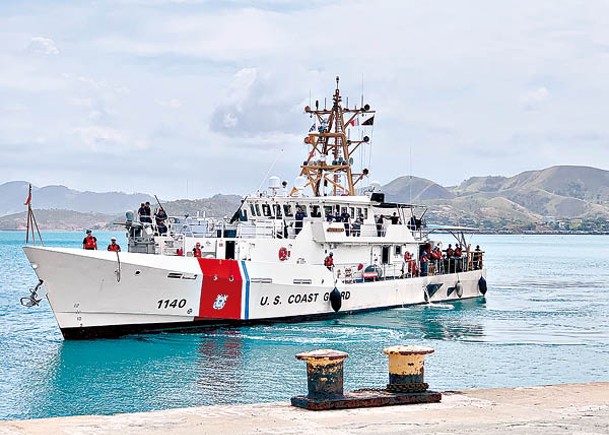 美國海岸防衞隊巡邏船奧利弗‧亨利號停靠巴布亞新幾內亞。