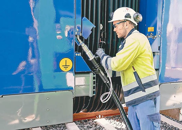 工作人員為列車輸入氫氣。