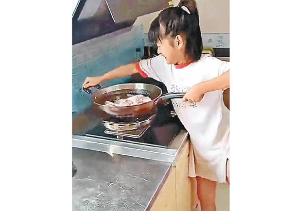 9歲女廚神  包辦家人三餐  中外通曉獲讚