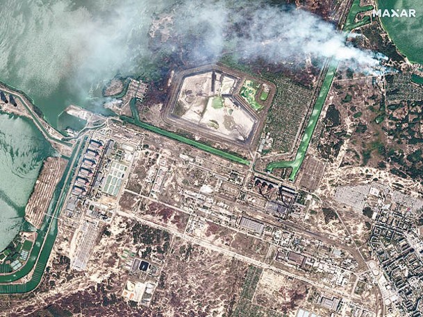 扎波羅熱核電廠附近一帶冒煙（右上方）。扎波羅熱核電廠附近一帶冒煙（右上方）。