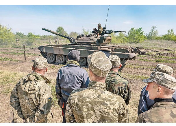 烏克蘭士兵向前線推進試圖反攻。（Getty Images圖片）