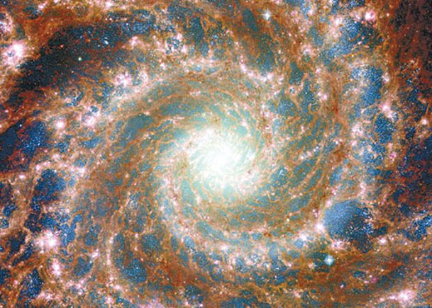天文望遠鏡組螺旋星系影像
