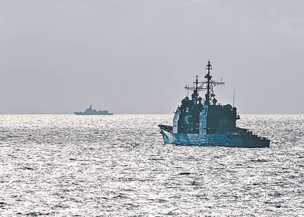 美艦安堤坦號（右）在台灣海峽遭遇解放軍052C型驅逐艦（左）。