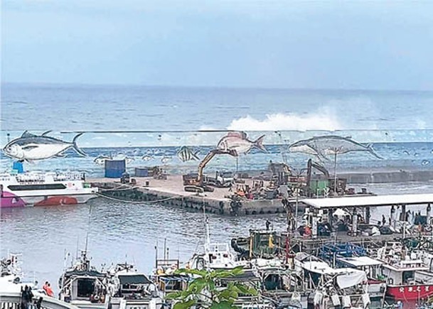 台灣風浪增強，海浪越過漁港堤防。（中時電子報圖片）