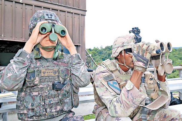 美韓士兵觀測射擊情況。（Getty Images圖片）