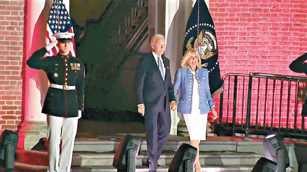 拜登（中）與夫人吉爾（右）抵達美國獨立紀念館。