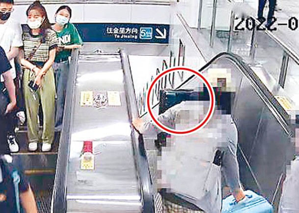 行李箱滾落地鐵電梯  撞傷女客