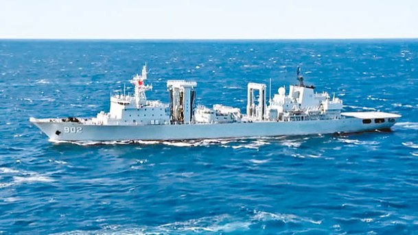 東平湖號補給艦參與演習。