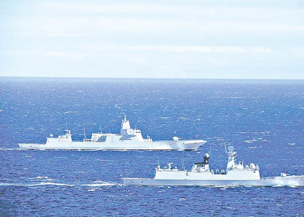 鹽城號護衞艦（前）及南昌號驅逐艦（後）在日本海演習。