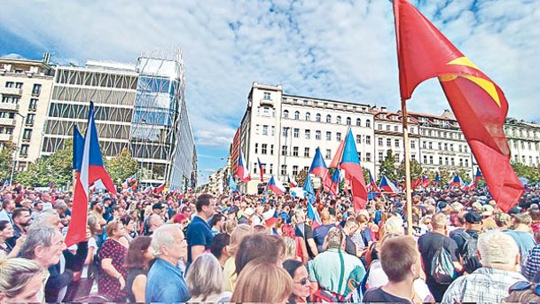 布拉格爆發反政府示威。