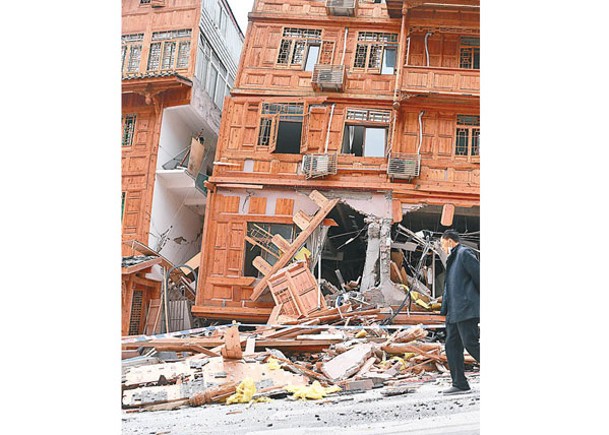 磨西鎮房屋損毀嚴重。（中新社圖片）