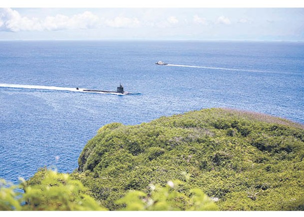 美國攻擊核潛艇海狼號駛入關島海軍基地。