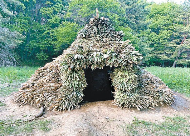 草屋仿製繩文時代的「豎穴式住居」。